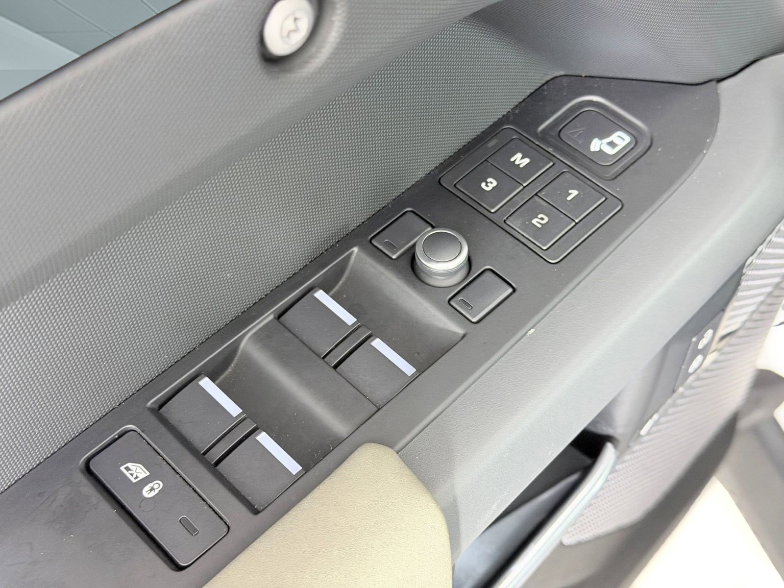 Certified 2021 Land Rover Defender 110 X-Dynamic SE image 12