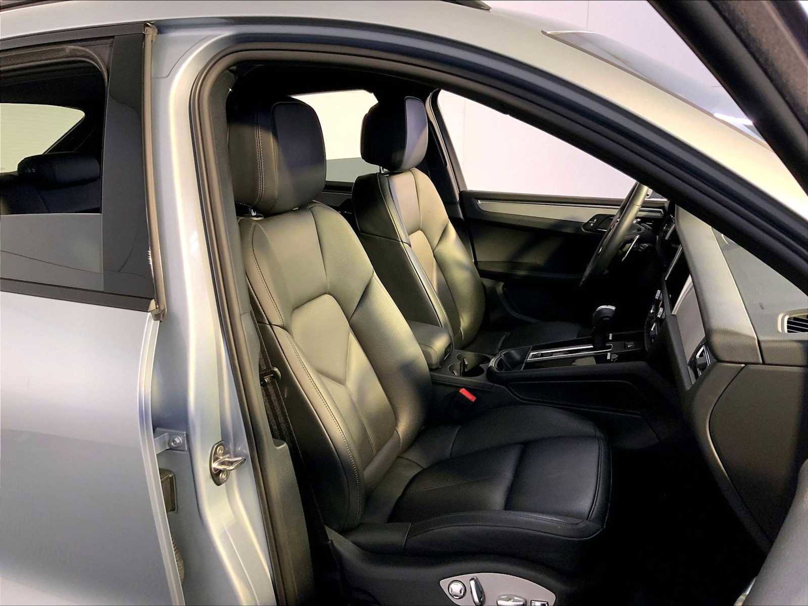 Certified 2025 Porsche Macan image 18