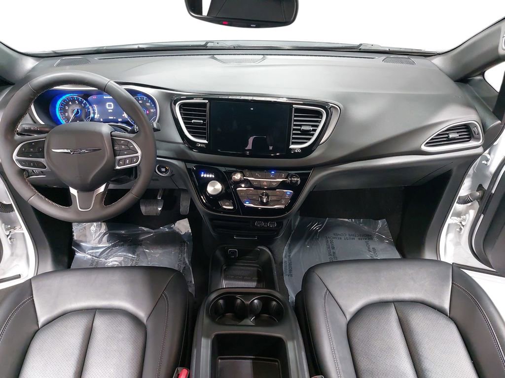 Used 2025 Chrysler Pacifica Select image 9