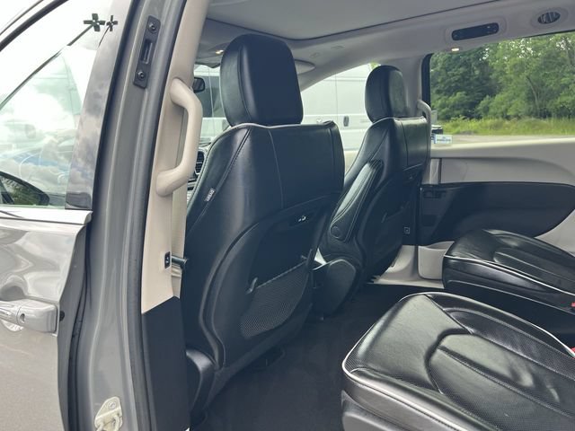 Used 2022 Chrysler Pacifica Limited FWD image 24