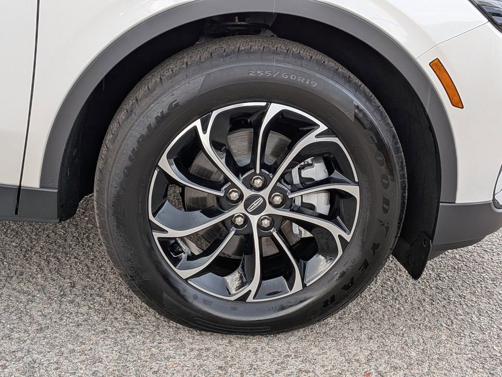 Used 2025 Lincoln Nautilus Premier image 12