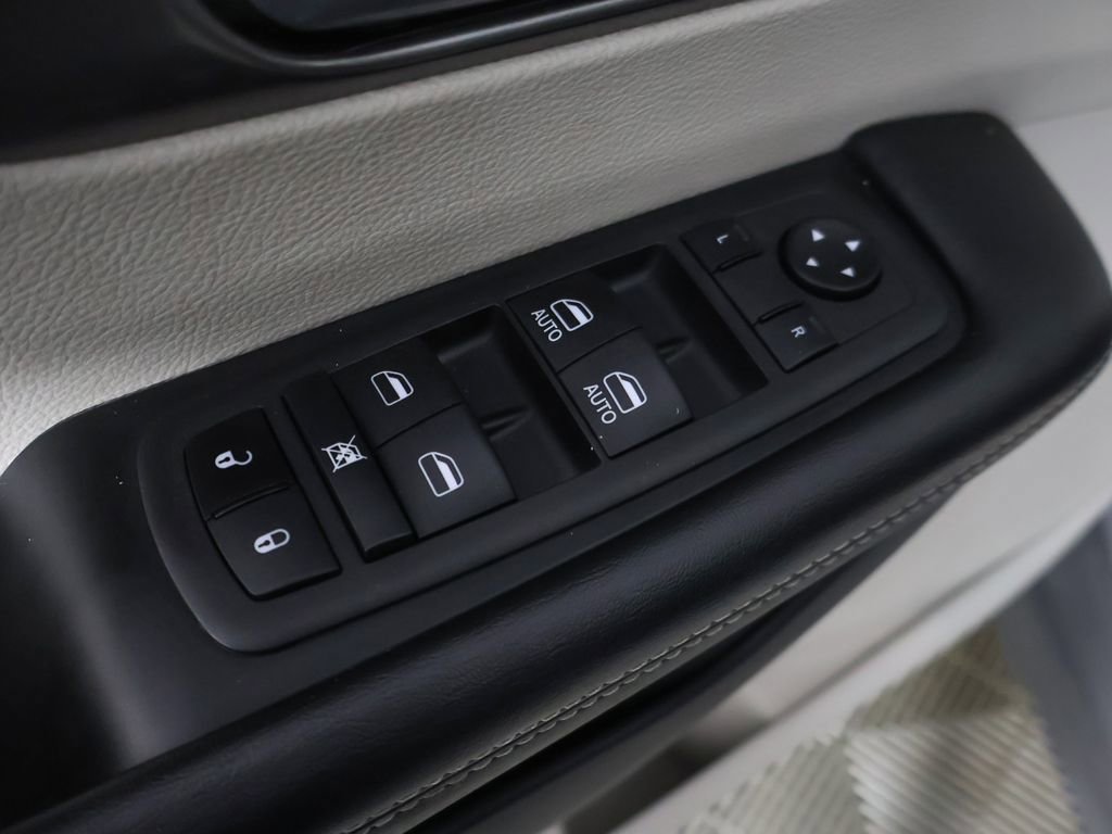 Used 2023 Chrysler Pacifica Touring-L FWD image 36