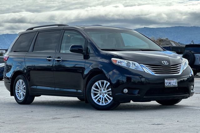 Used 2017 Toyota Sienna XLE w/ XLE Navigation Package FWD image 2