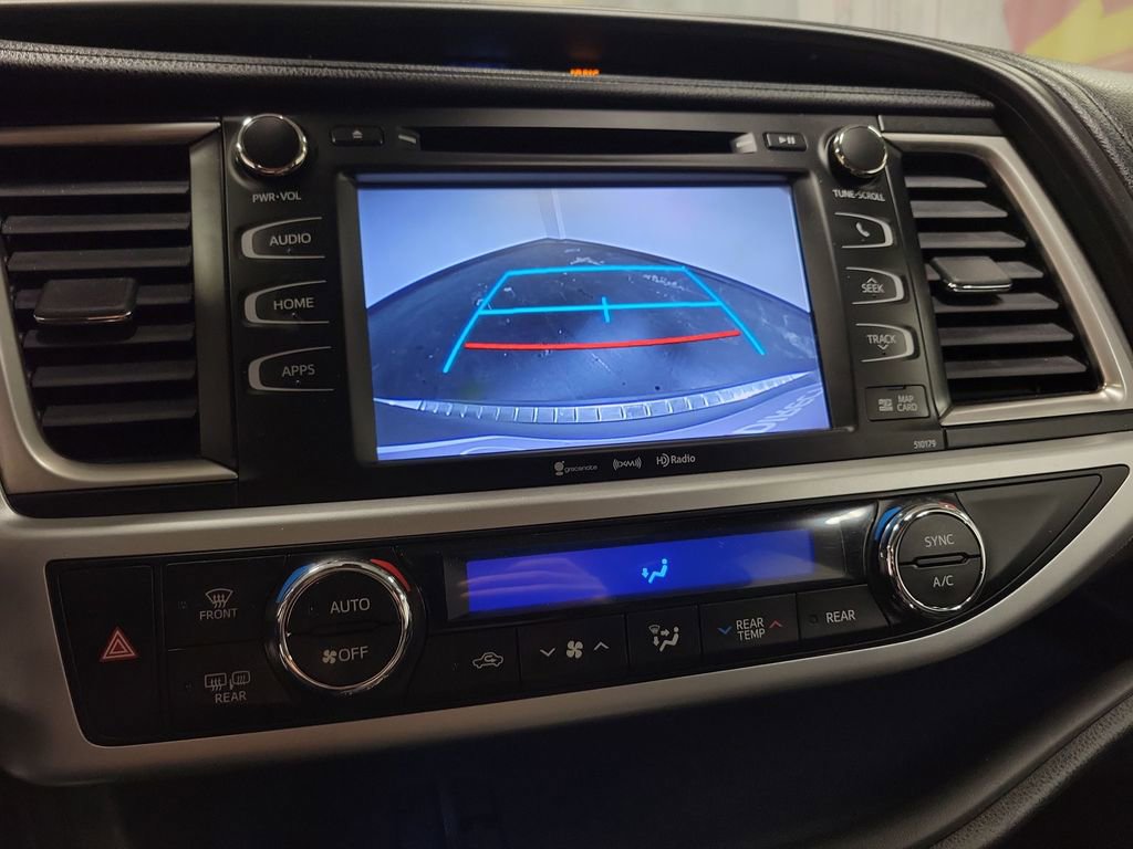 Used 2018 Toyota Highlander SE image 17