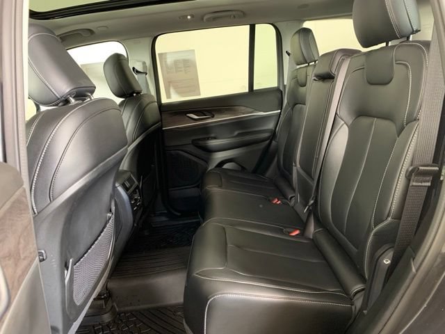Used 2024 Jeep Grand Cherokee Limited w/ Black Appearance Package AWD/4WD image 7
