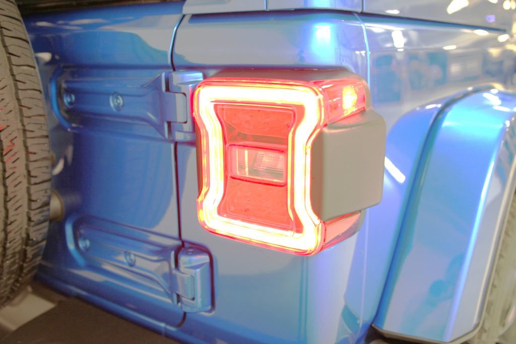 Used 2024 Jeep Wrangler Unlimited Sahara w/ Technology Group image 9