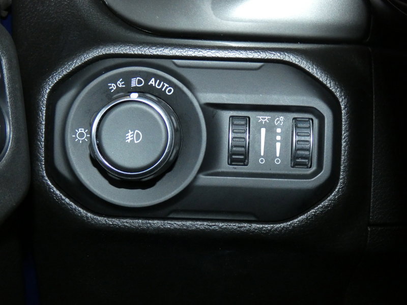 Used 2022 Jeep Wrangler Unlimited Sahara w/ Dual Top Group AWD/4WD image 17