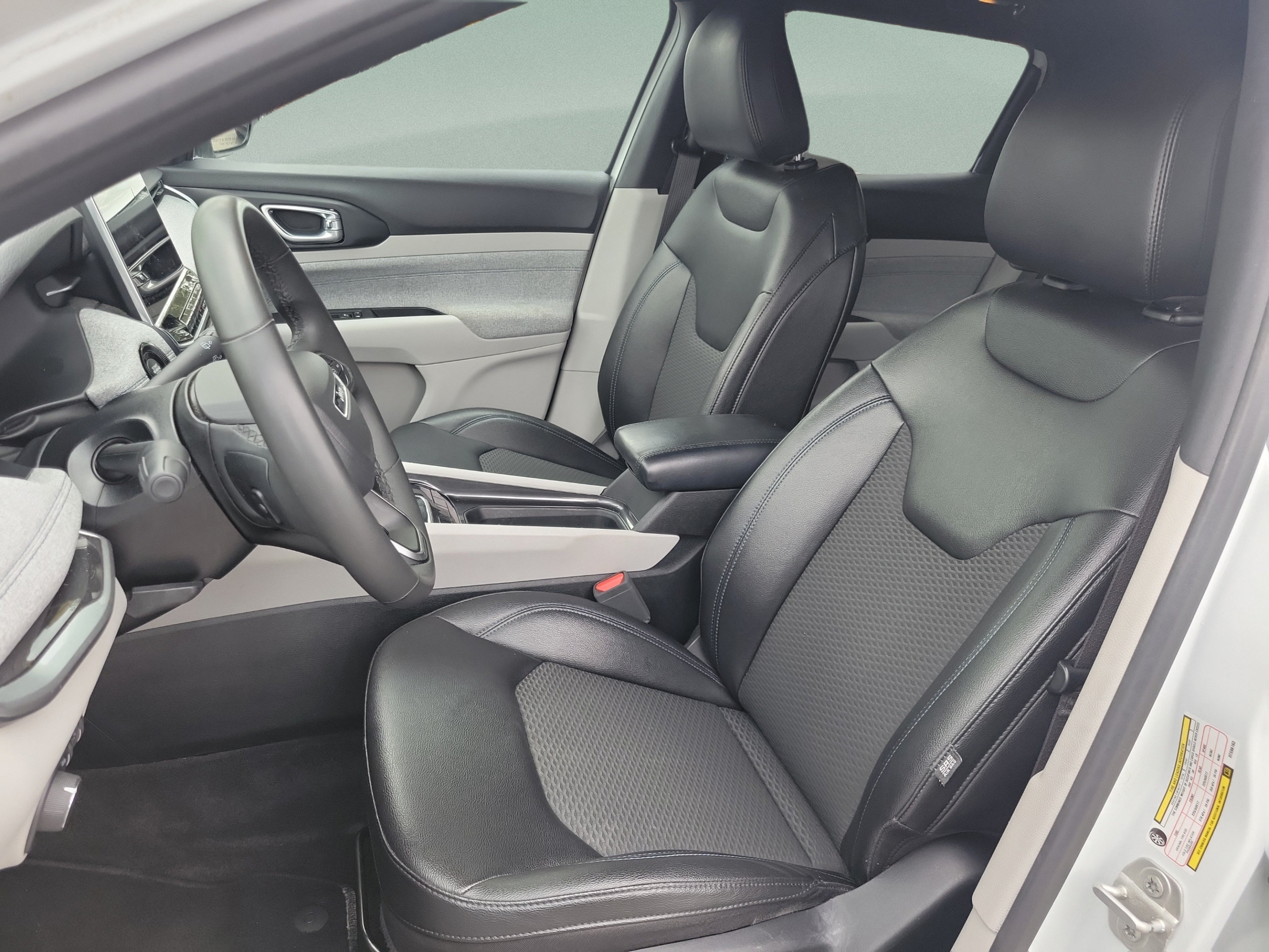 Used 2024 Jeep Compass Latitude AWD/4WD image 19