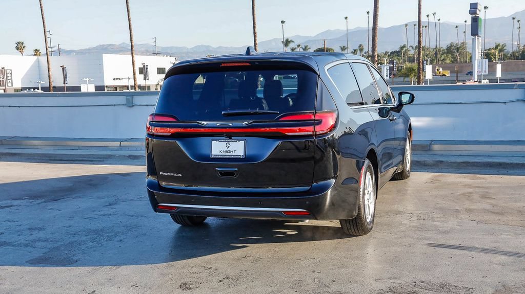 New 2027 Chrysler Pacifica Select FWD image 9