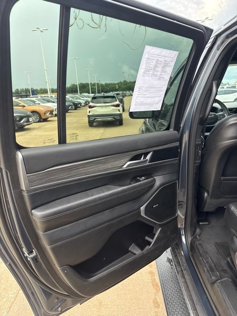 Used 2024 Jeep Wagoneer L Series II w/ Flexible Seating Group AWD/4WD image 11