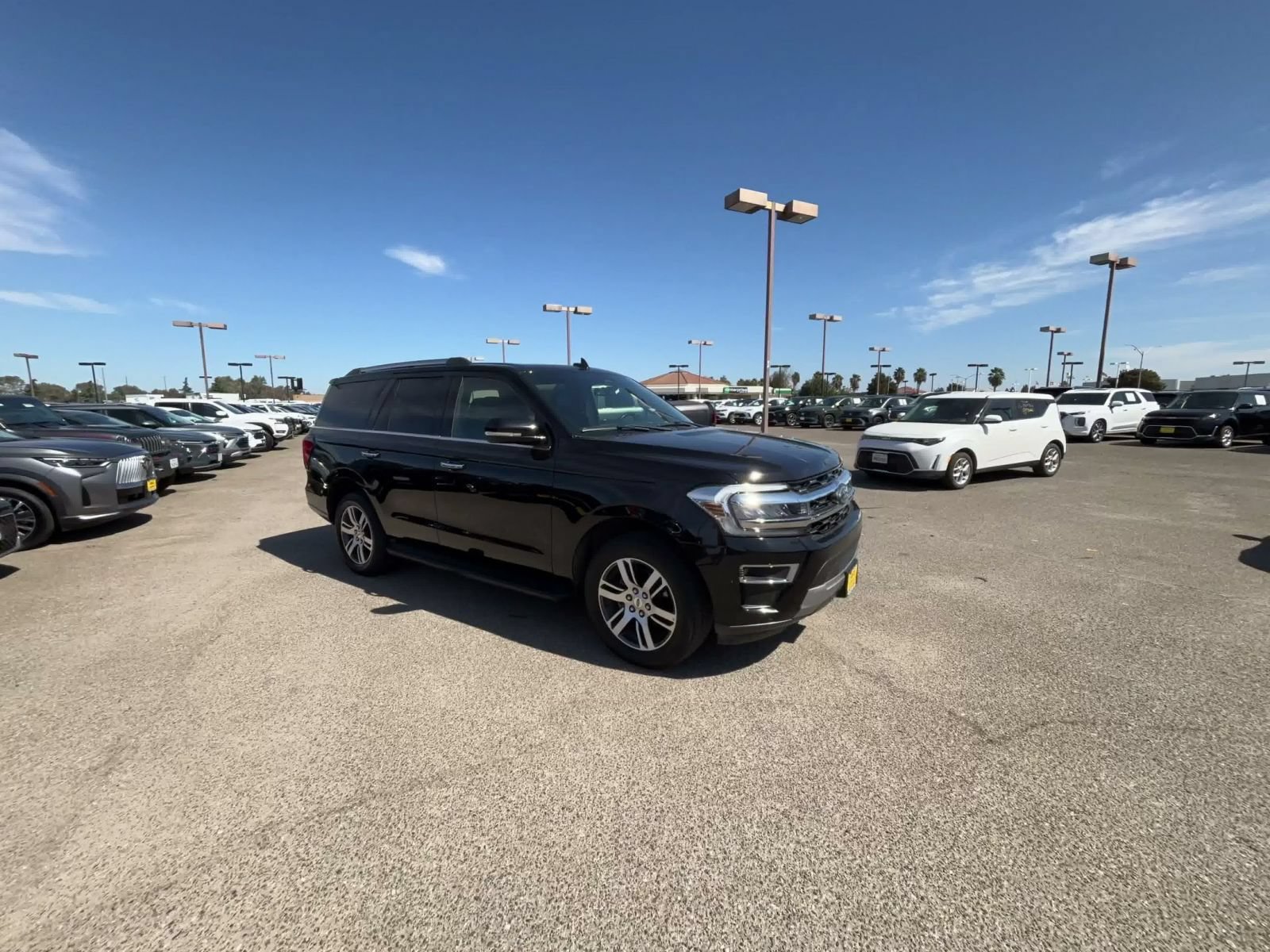 Used 2024 Ford Expedition Limited AWD/4WD image 2