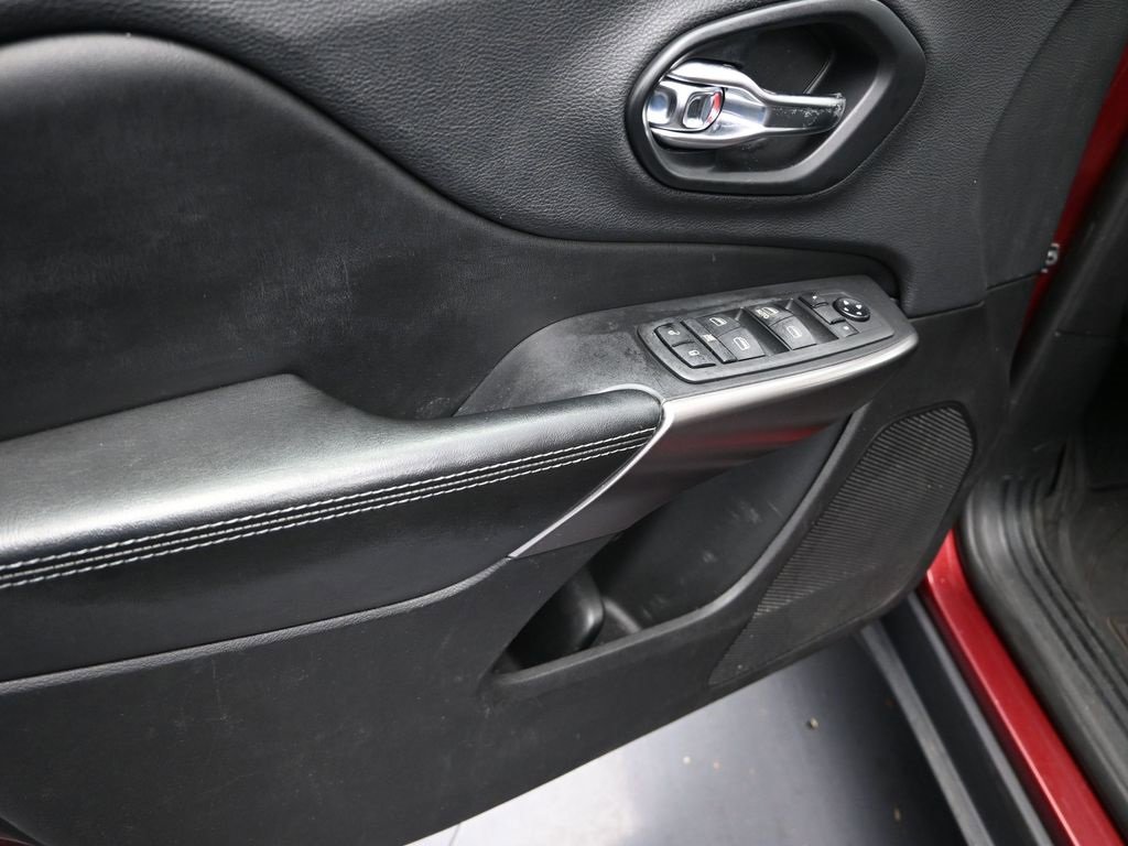 Used 2019 Jeep Cherokee Latitude w/ Popular Appearance Group image 11