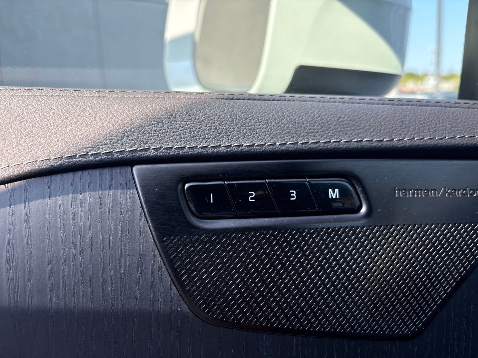 Certified 2025 Volvo XC90 T8 Ultra w/ Protection Package Premier image 14