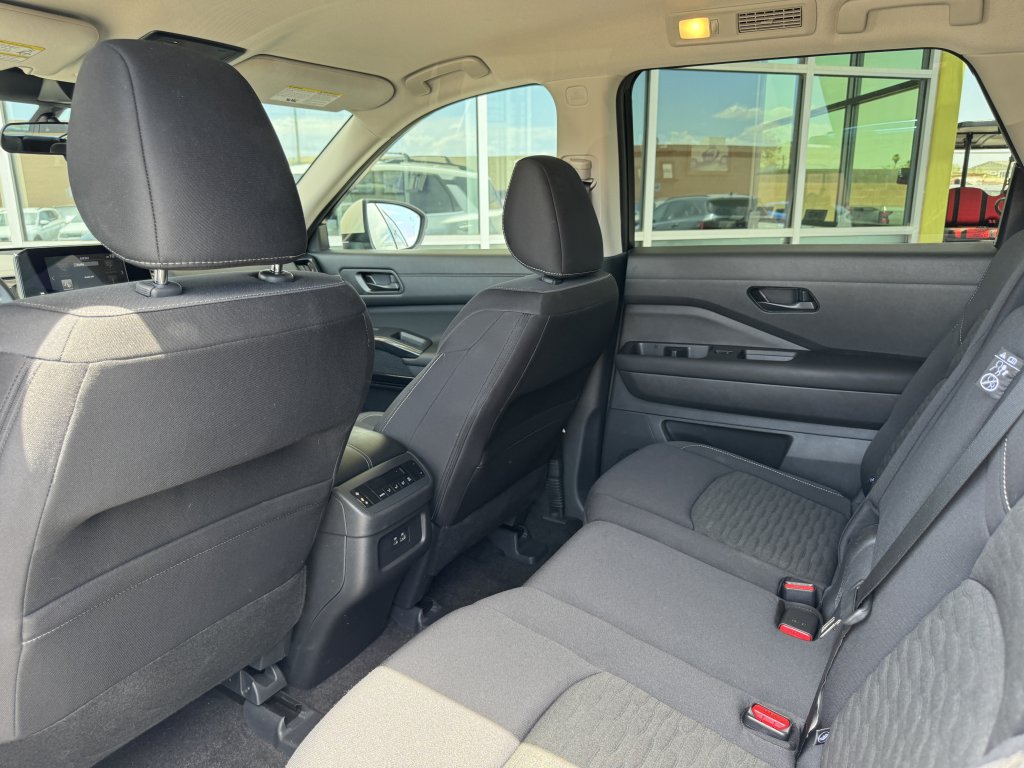 Used 2024 Nissan Pathfinder SV w/ Lighting Package (N92) FWD image 33