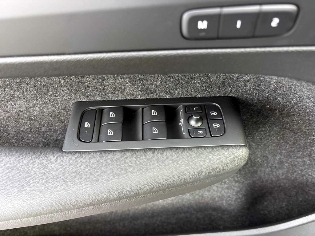 Certified 2025 Volvo XC40 B5 Plus w/ Protection Package Premier image 13