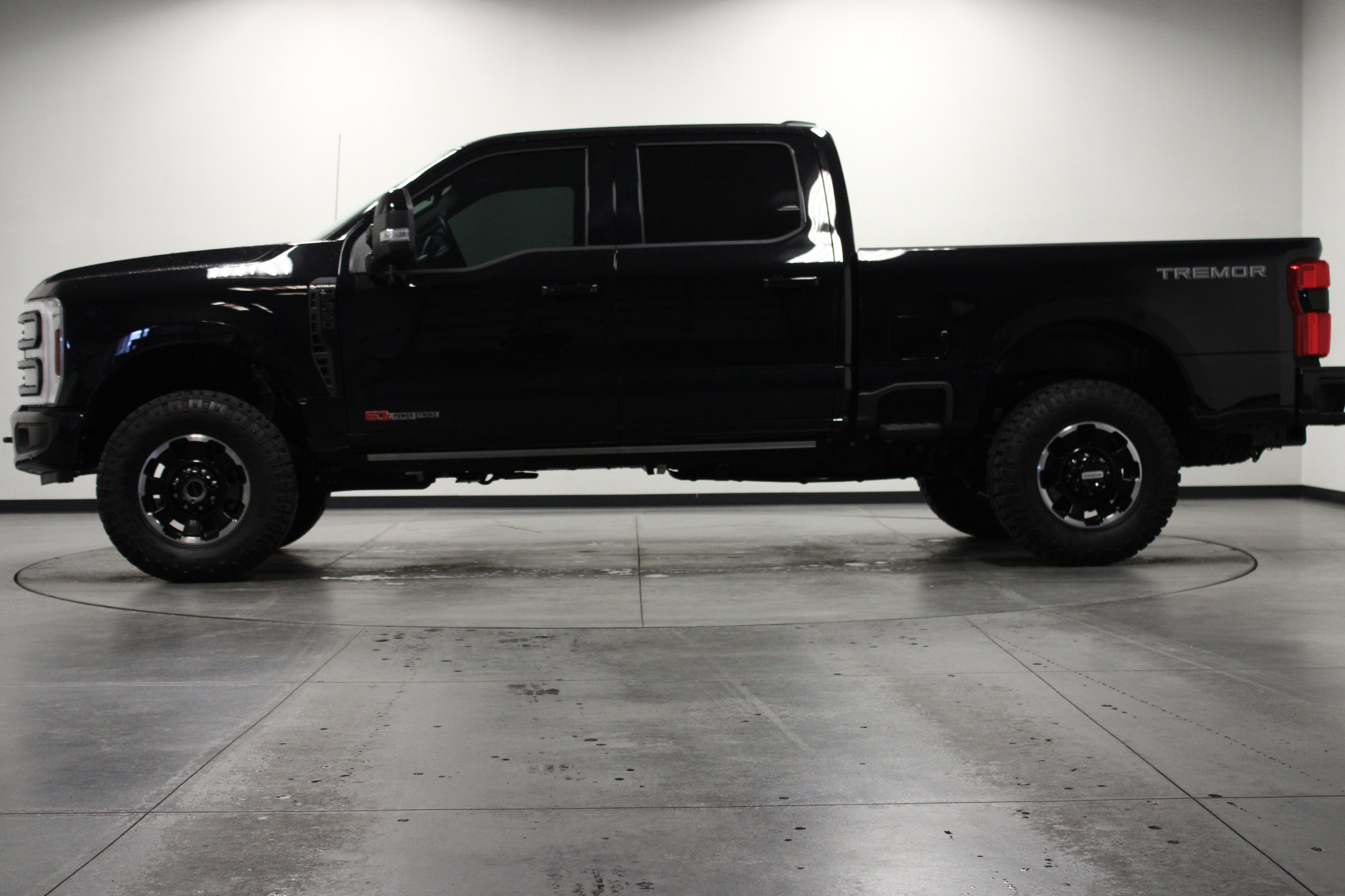 Used 2026 Ford F350 Platinum w/ Tremor Off-Road Package AWD/4WD image 7