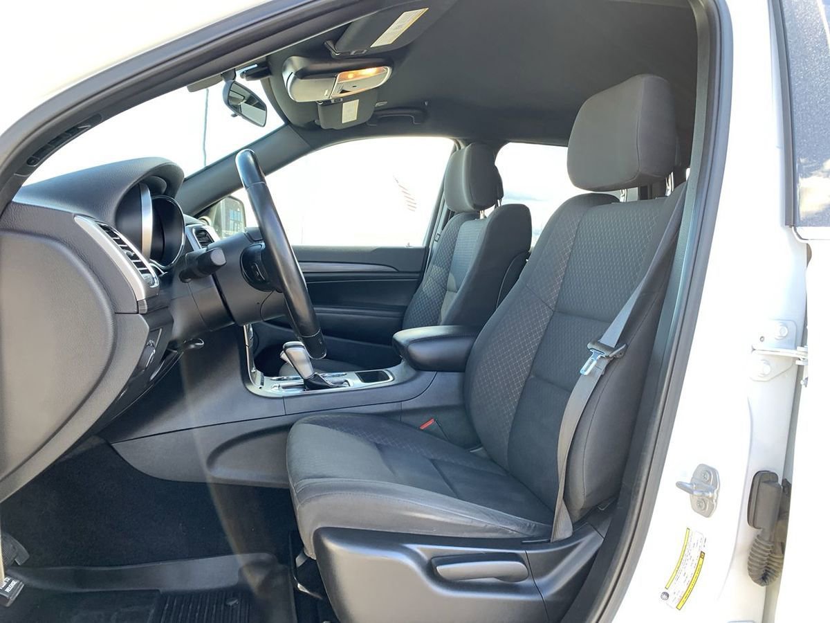 Used 2019 Jeep Grand Cherokee Laredo AWD/4WD image 28