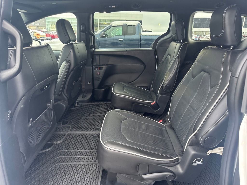 Used 2024 Chrysler Pacifica Limited w/ S Appearance Package image 18