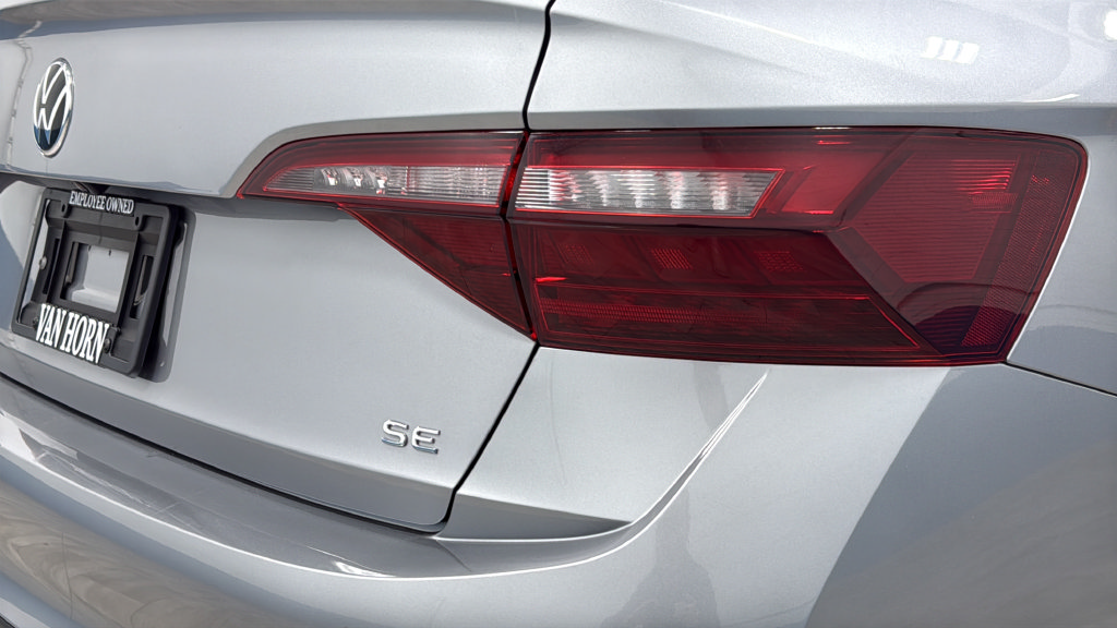 Certified 2024 Volkswagen Jetta SE FWD image 34