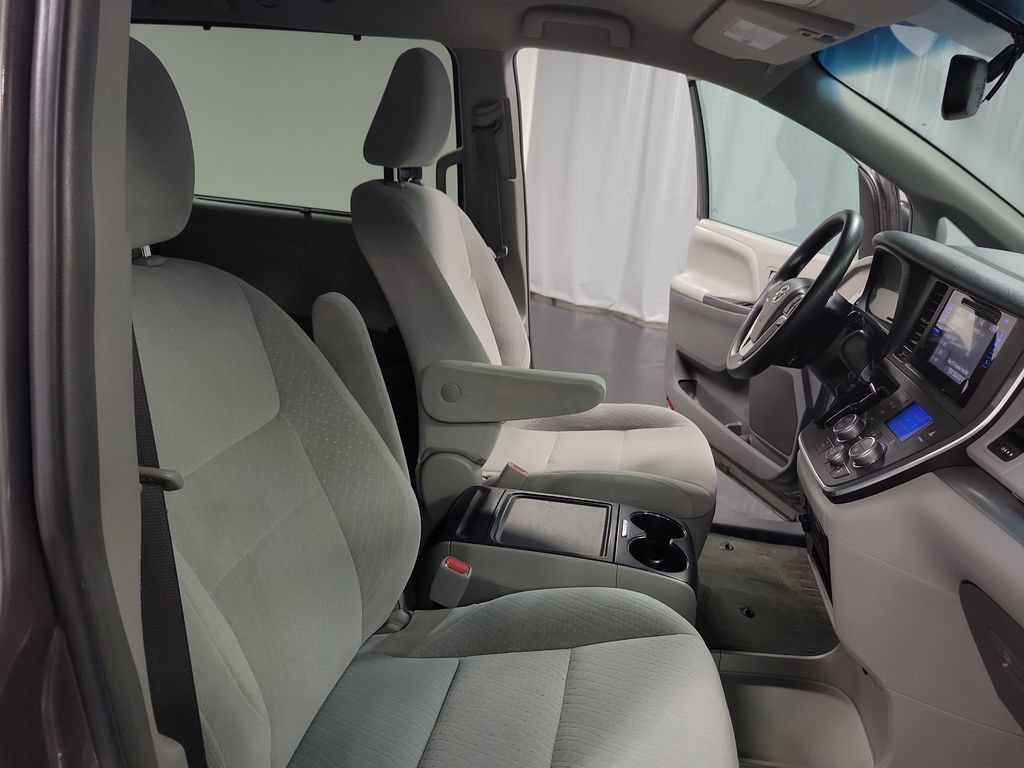 Used 2016 Toyota Sienna LE AWD/4WD image 31