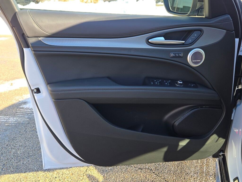 Used 2024 Alfa Romeo Stelvio Veloce image 21