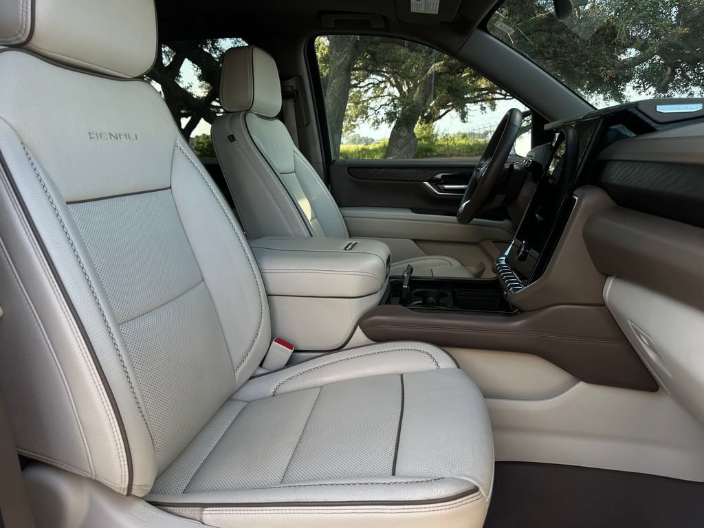 Used 2025 GMC Yukon XL Denali w/ Sun & Power Step Package AWD/4WD image 10