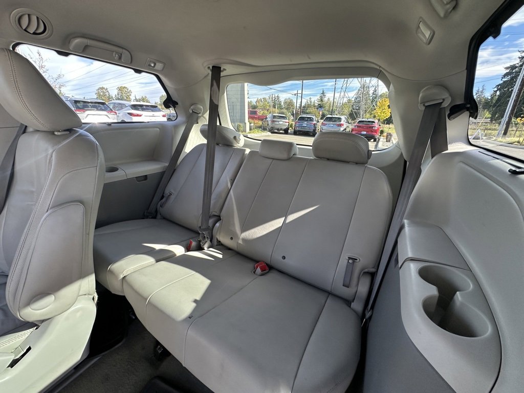 Used 2014 Toyota Sienna XLE image 26