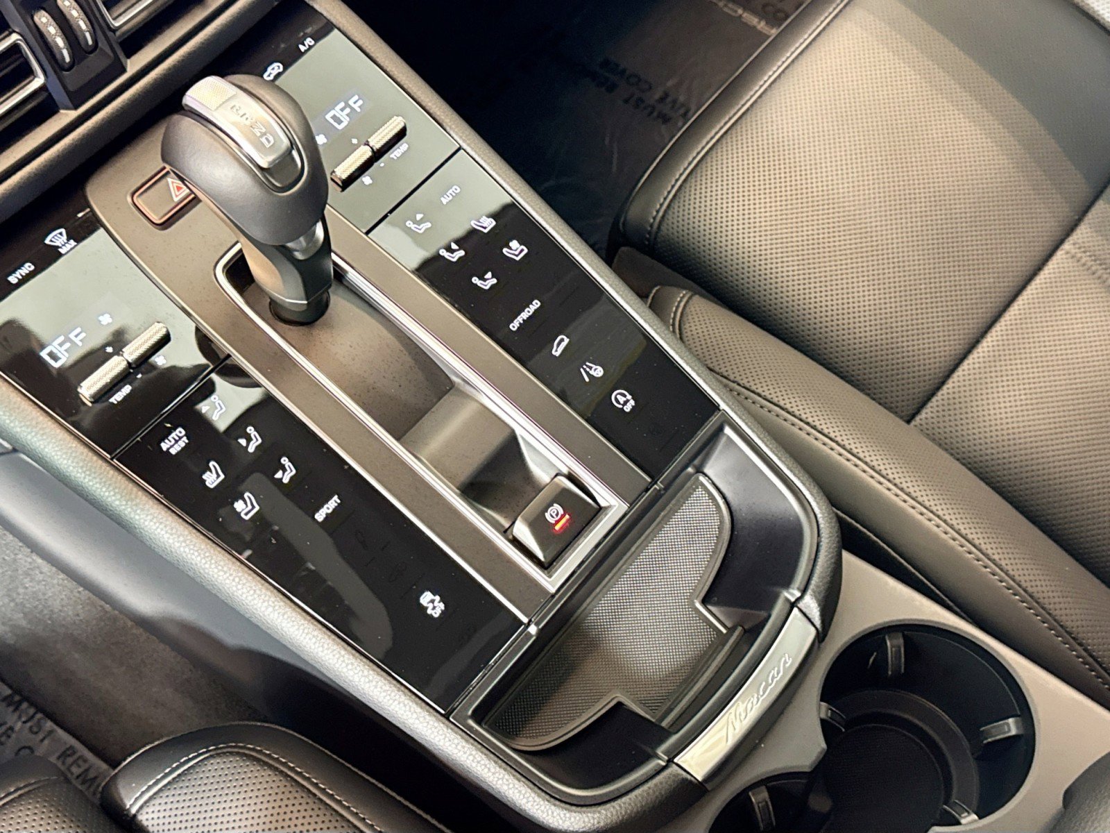 Certified 2026 Porsche Macan AWD/4WD image 19