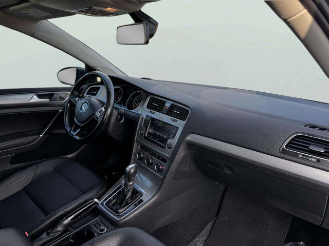 Used 2017 Volkswagen Golf SE image 48