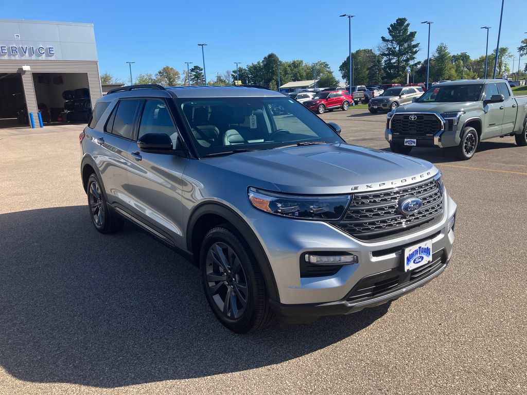 Used 2024 Ford Explorer XLT w/ Equipment Group 202A AWD/4WD image 4