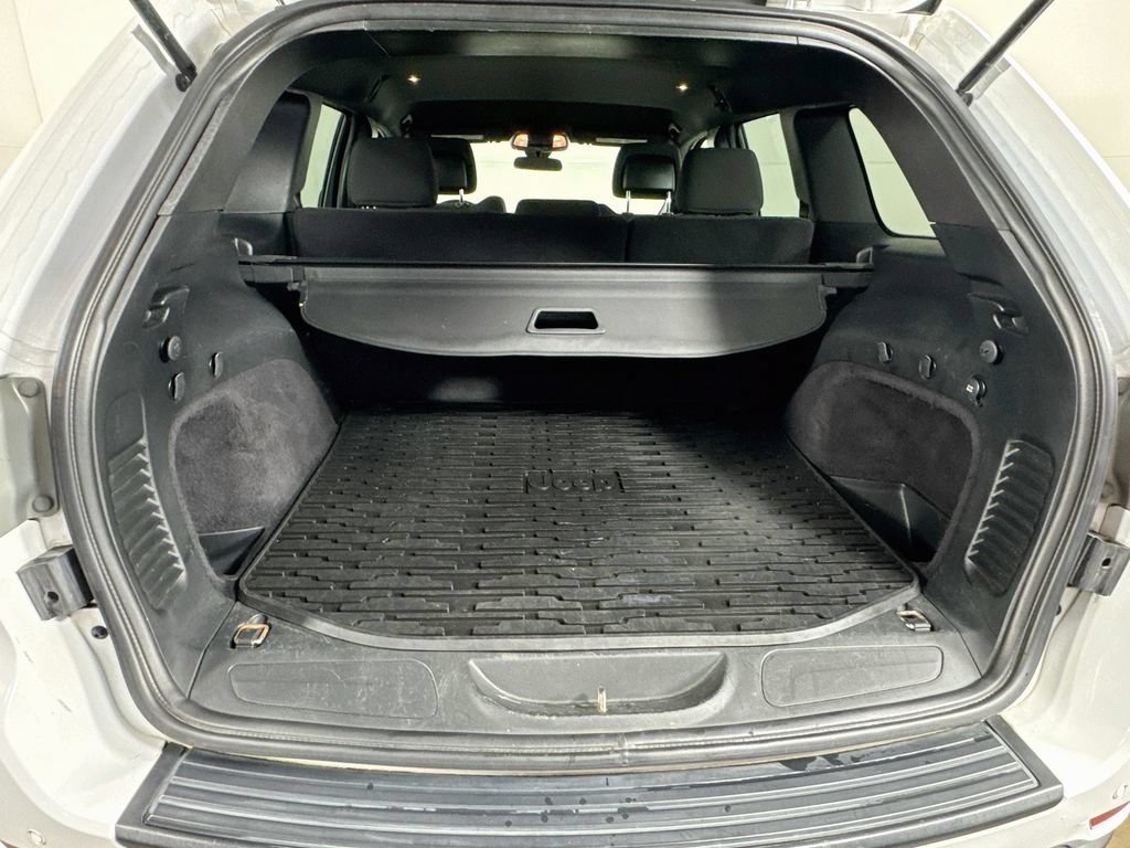 Used 2018 Jeep Grand Cherokee Laredo AWD/4WD image 30