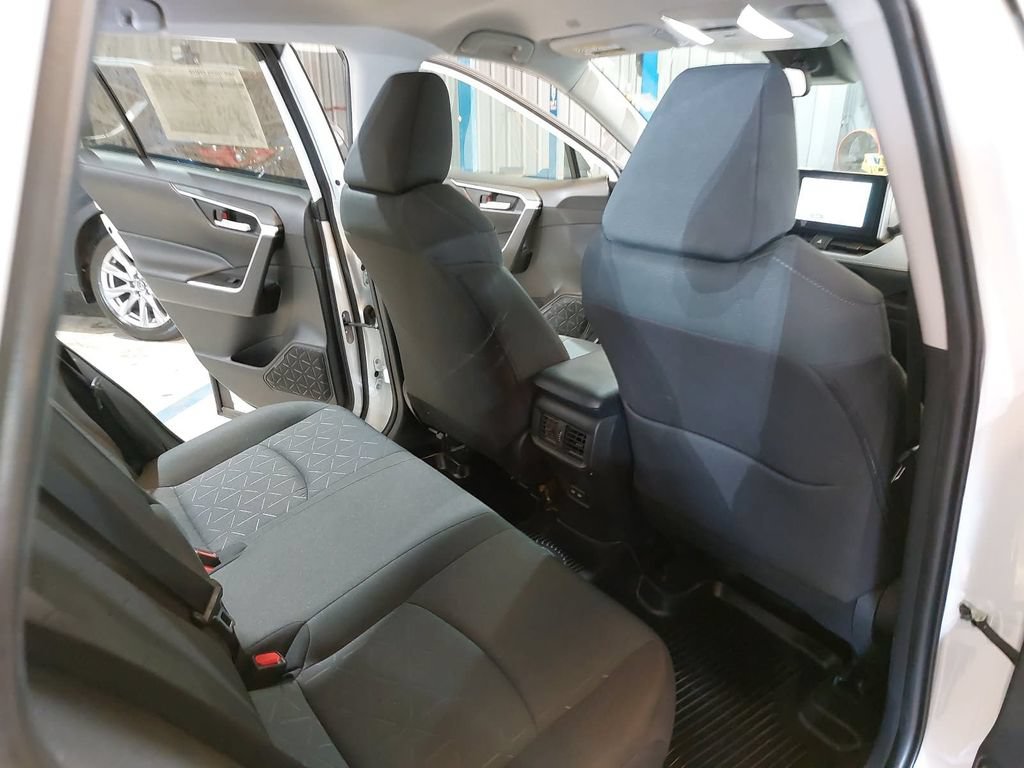 Used 2025 Toyota RAV4 XLE AWD/4WD image 11
