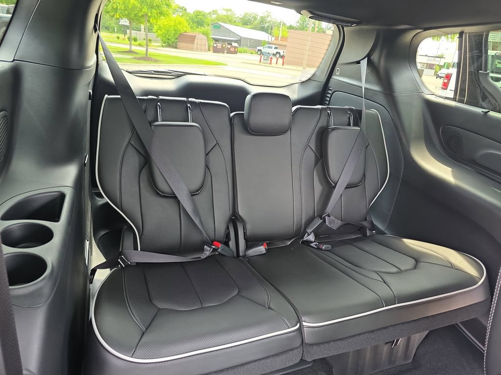 New 2027 Chrysler Pacifica Limited AWD/4WD image 12