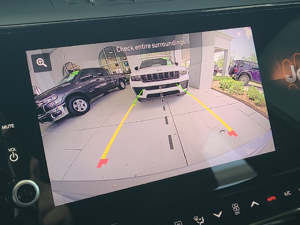 Used 2026 Jeep Grand Cherokee Altitude RWD image 16
