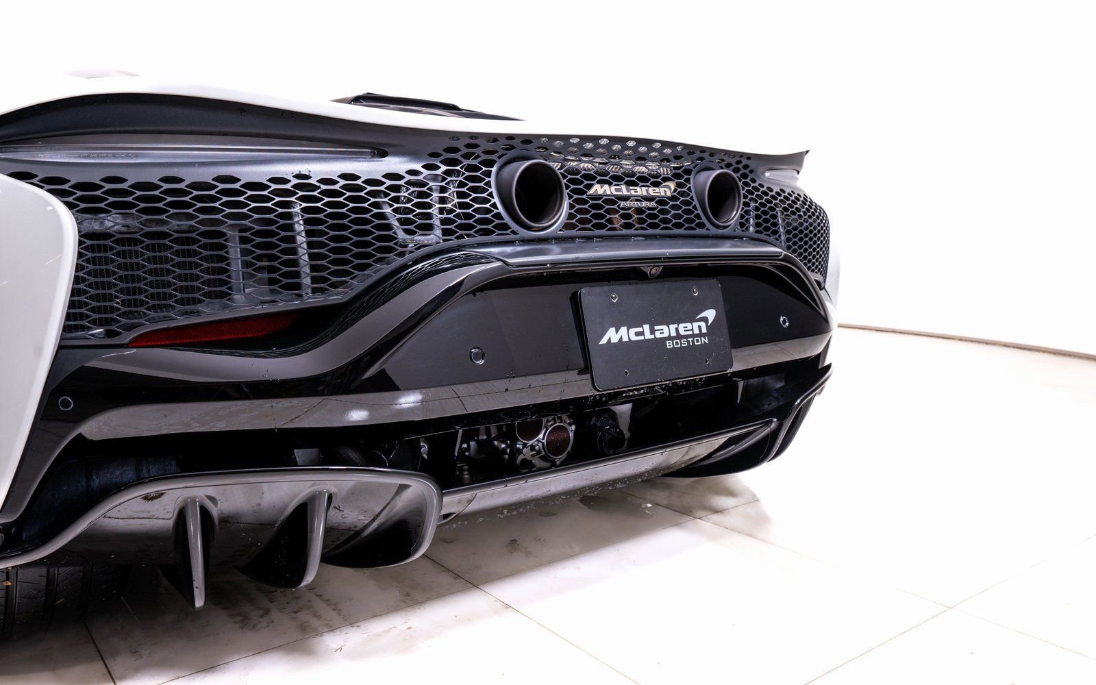 Used 2025 McLaren Artura Spider image 13