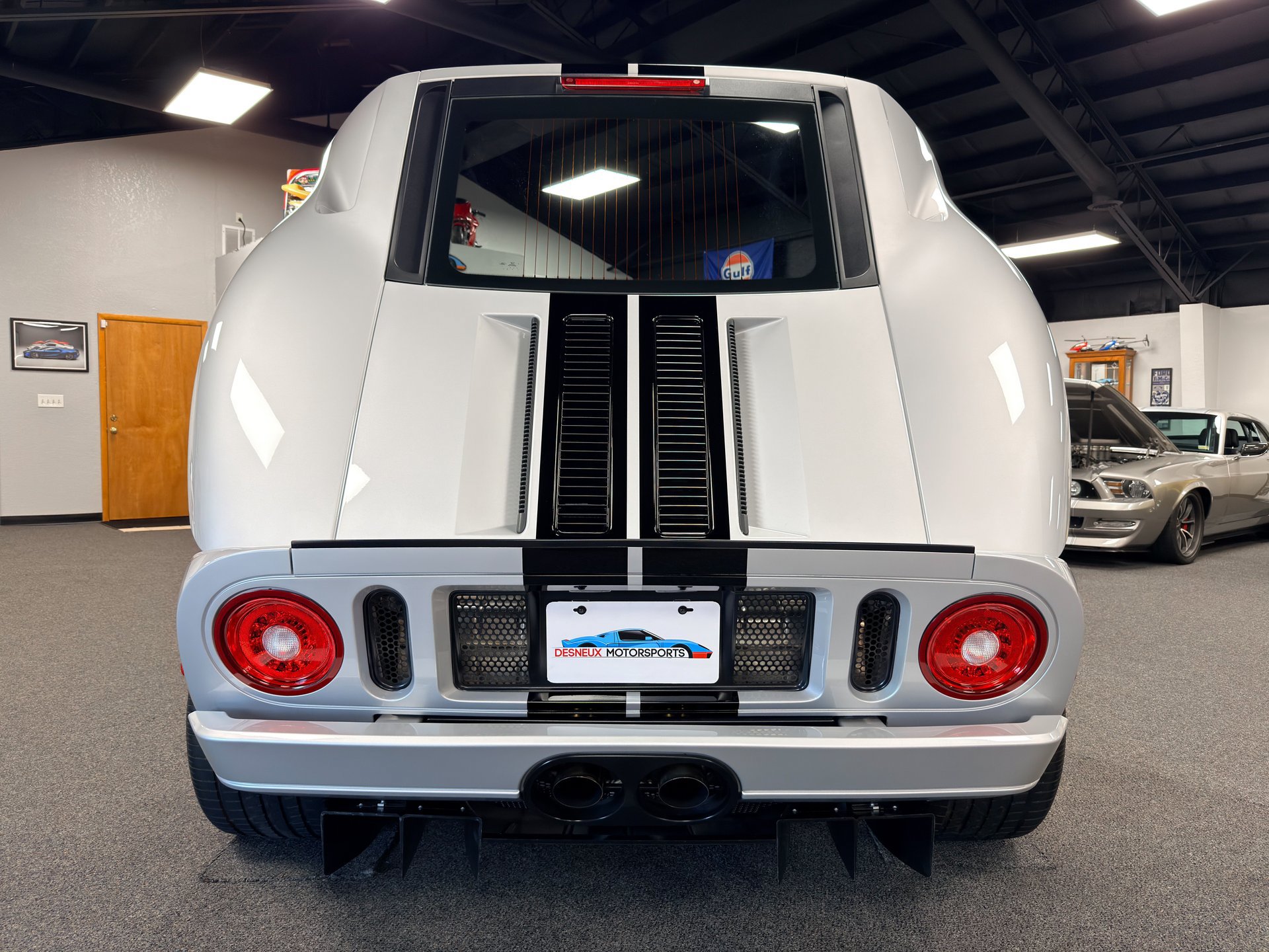 Used 2005 Ford GT RWD image 12