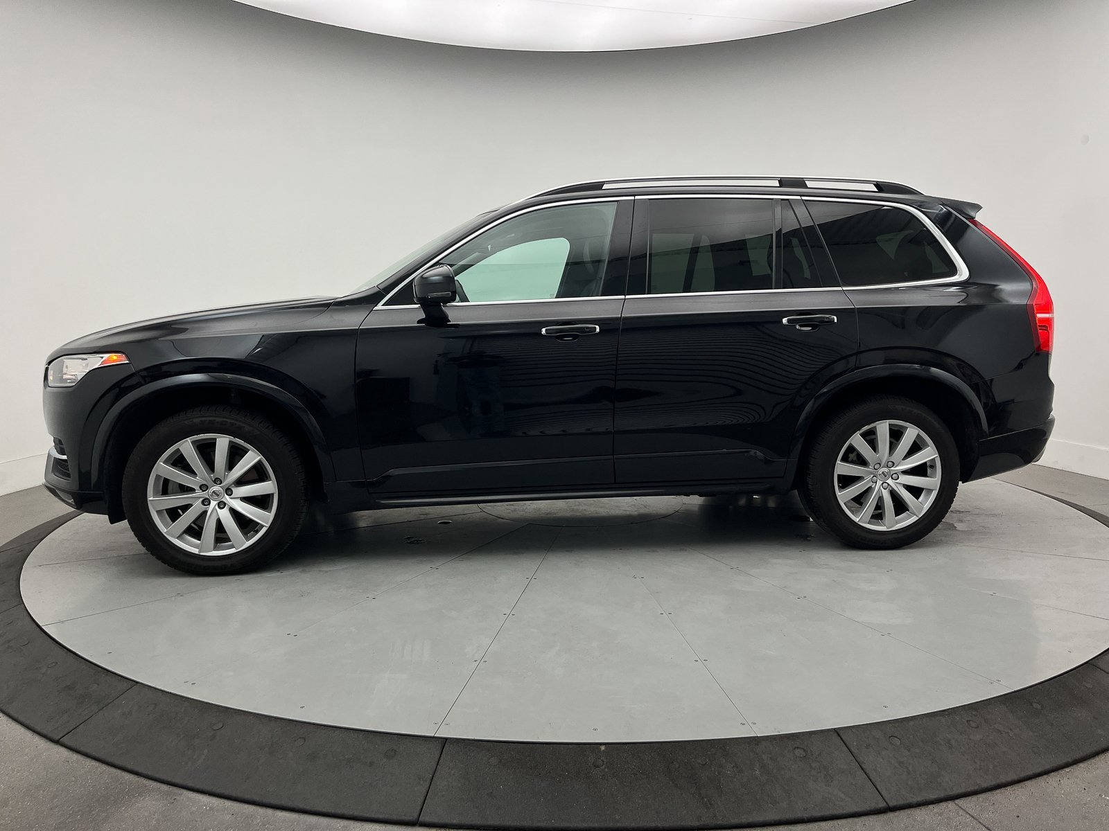 Used 2016 Volvo XC90 T6 Momentum w/ Vision Package image 35