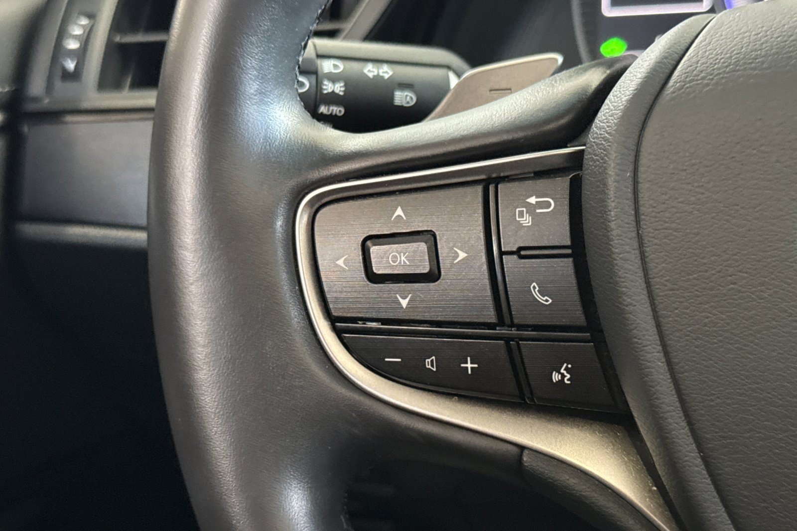Certified 2025 Lexus ES 300h w/ Premium Package FWD image 29