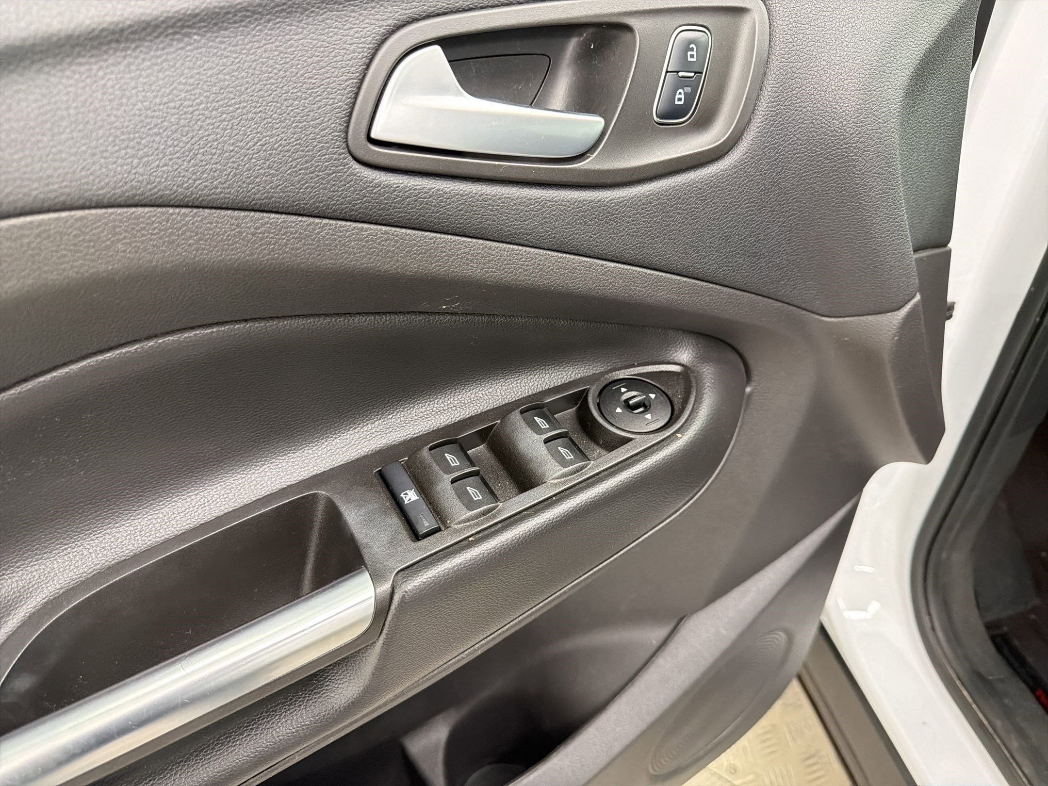 Used 2018 Ford Escape SE FWD image 12