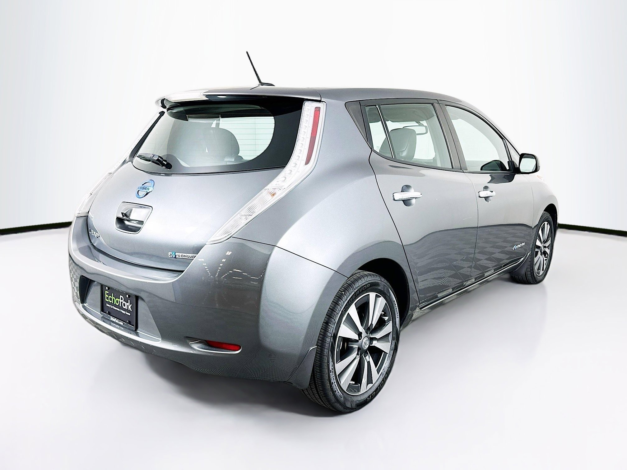 Used 2015 Nissan Leaf SL FWD image 9