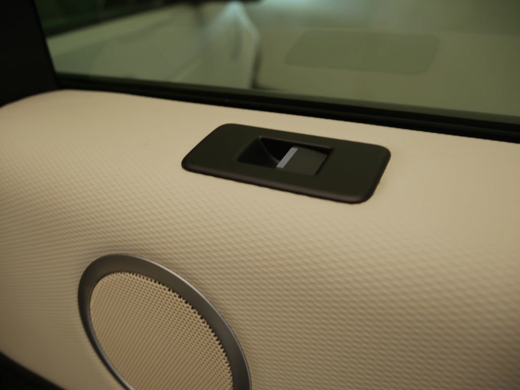 Used 2025 Land Rover Discovery Dynamic SE image 31