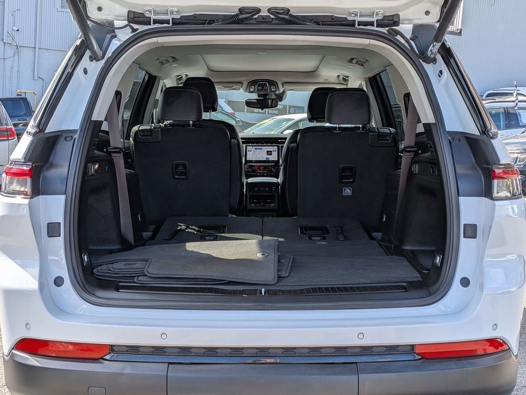 Certified 2023 Jeep Grand Cherokee L Limited w/ Black Appearance Package image 8