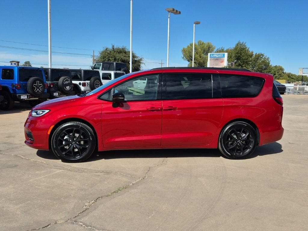 New 2025 Chrysler Pacifica Limited w/ Trailer Tow Group FWD image 8