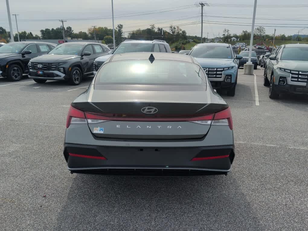 New 2026 Hyundai Elantra SE FWD image 17