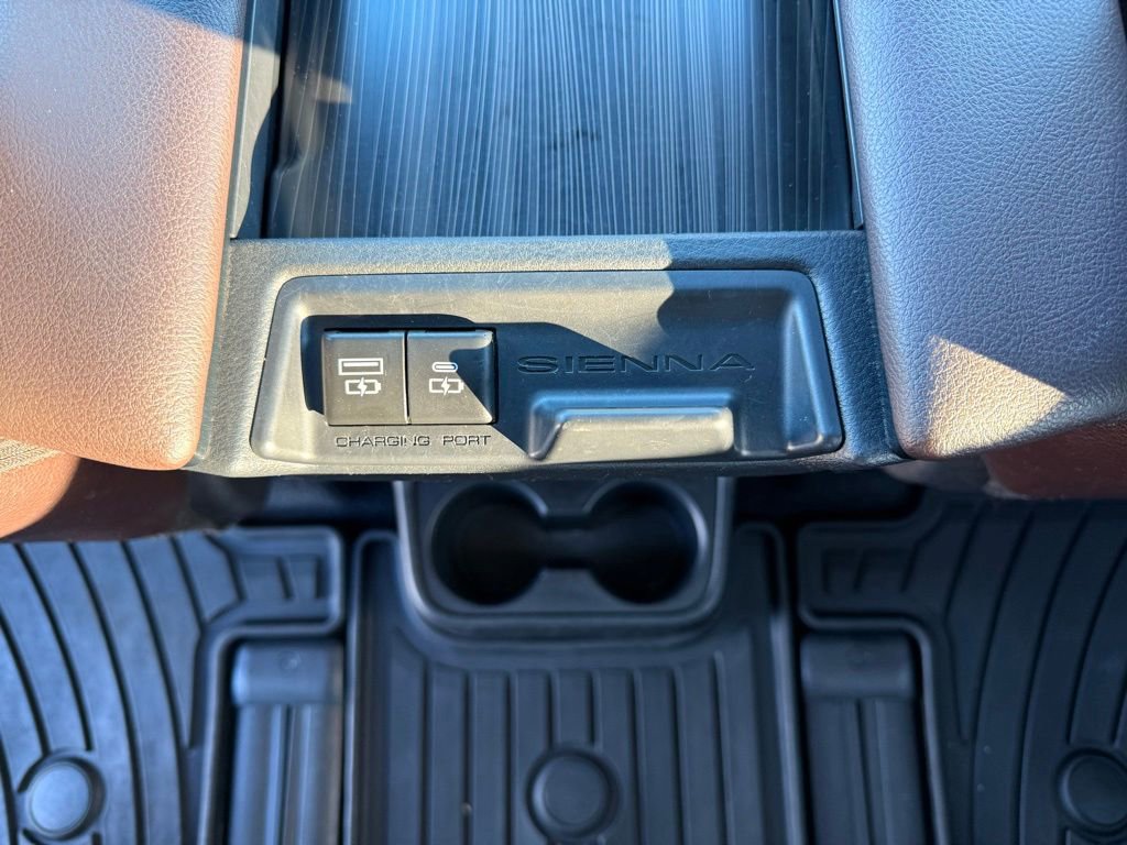 Used 2022 Toyota Sienna Platinum image 27