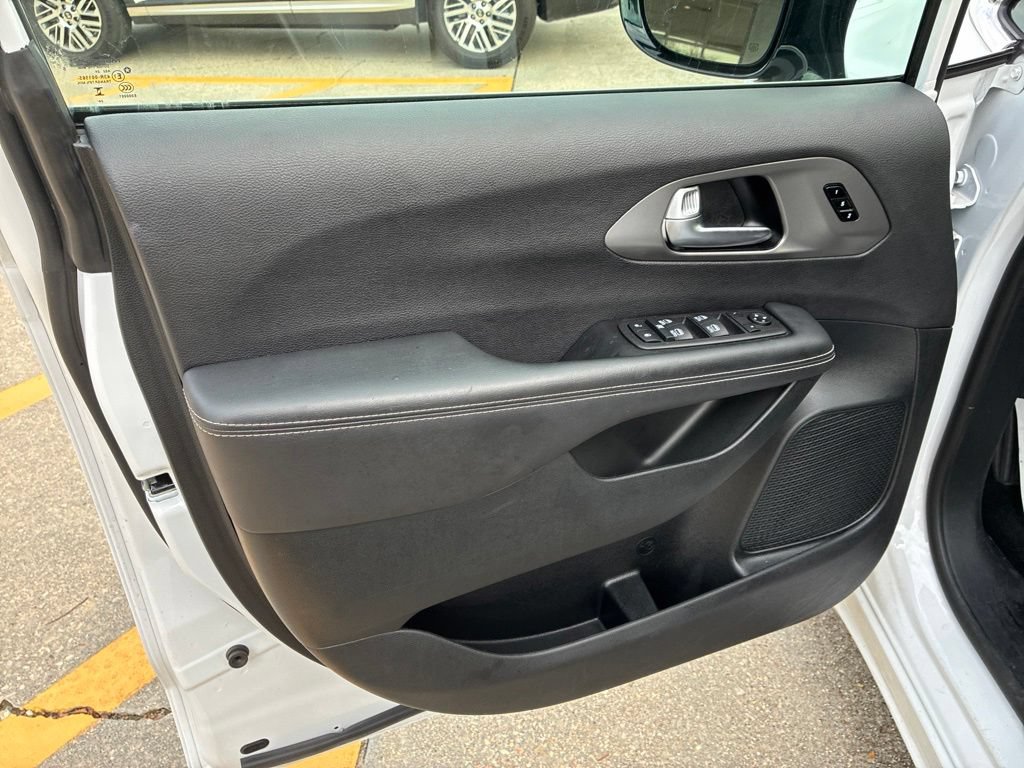 Used 2025 Chrysler Pacifica Select FWD image 21