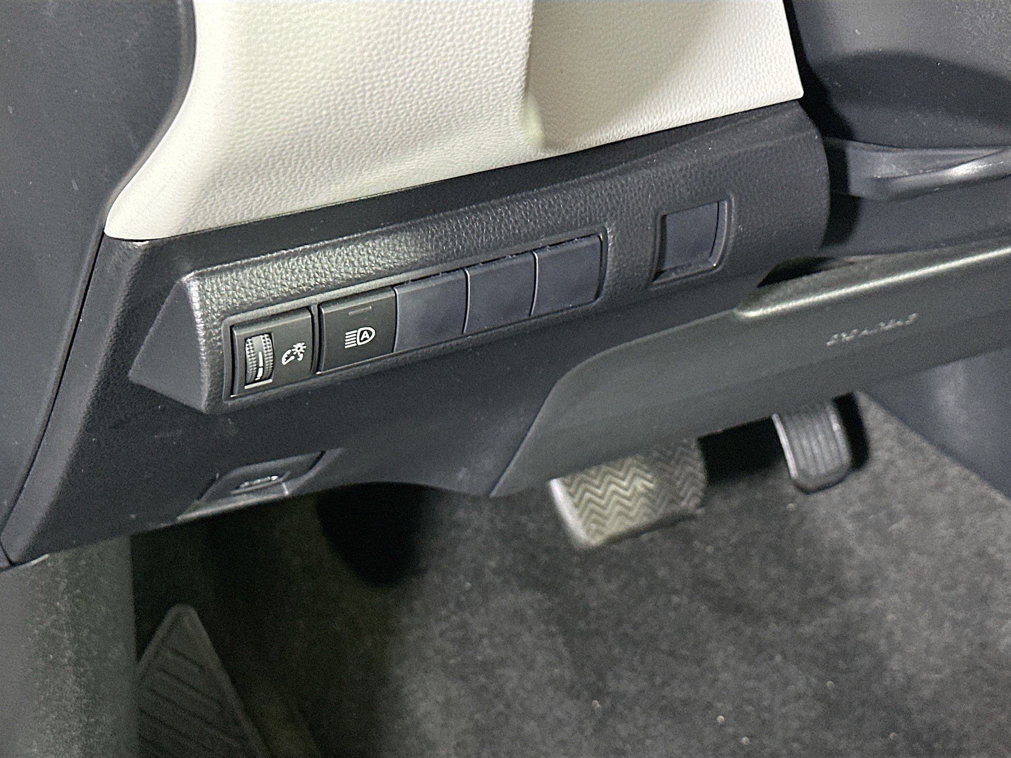 Used 2020 Toyota Corolla LE FWD image 16