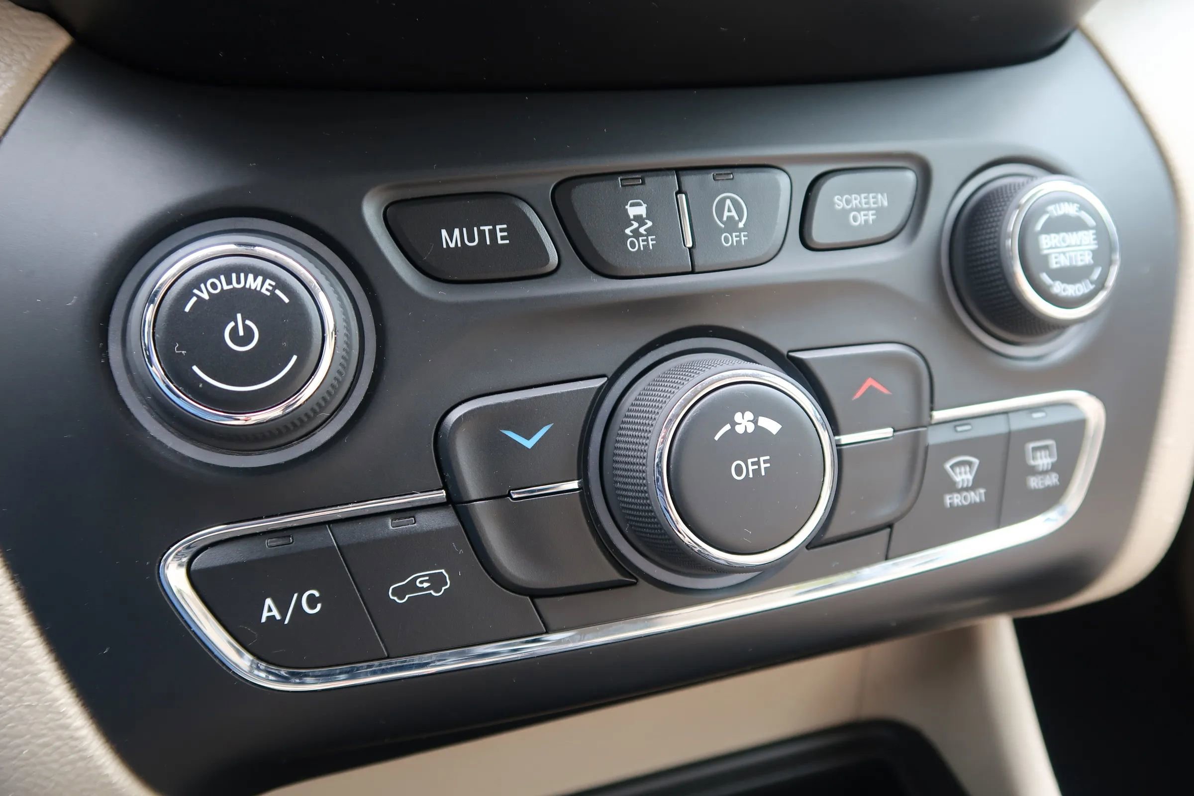 Used 2019 Jeep Cherokee Latitude w/ Popular Appearance Group FWD image 33