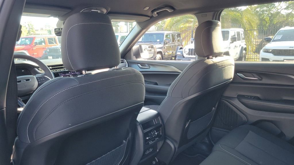 Used 2025 Jeep Grand Cherokee Laredo image 13