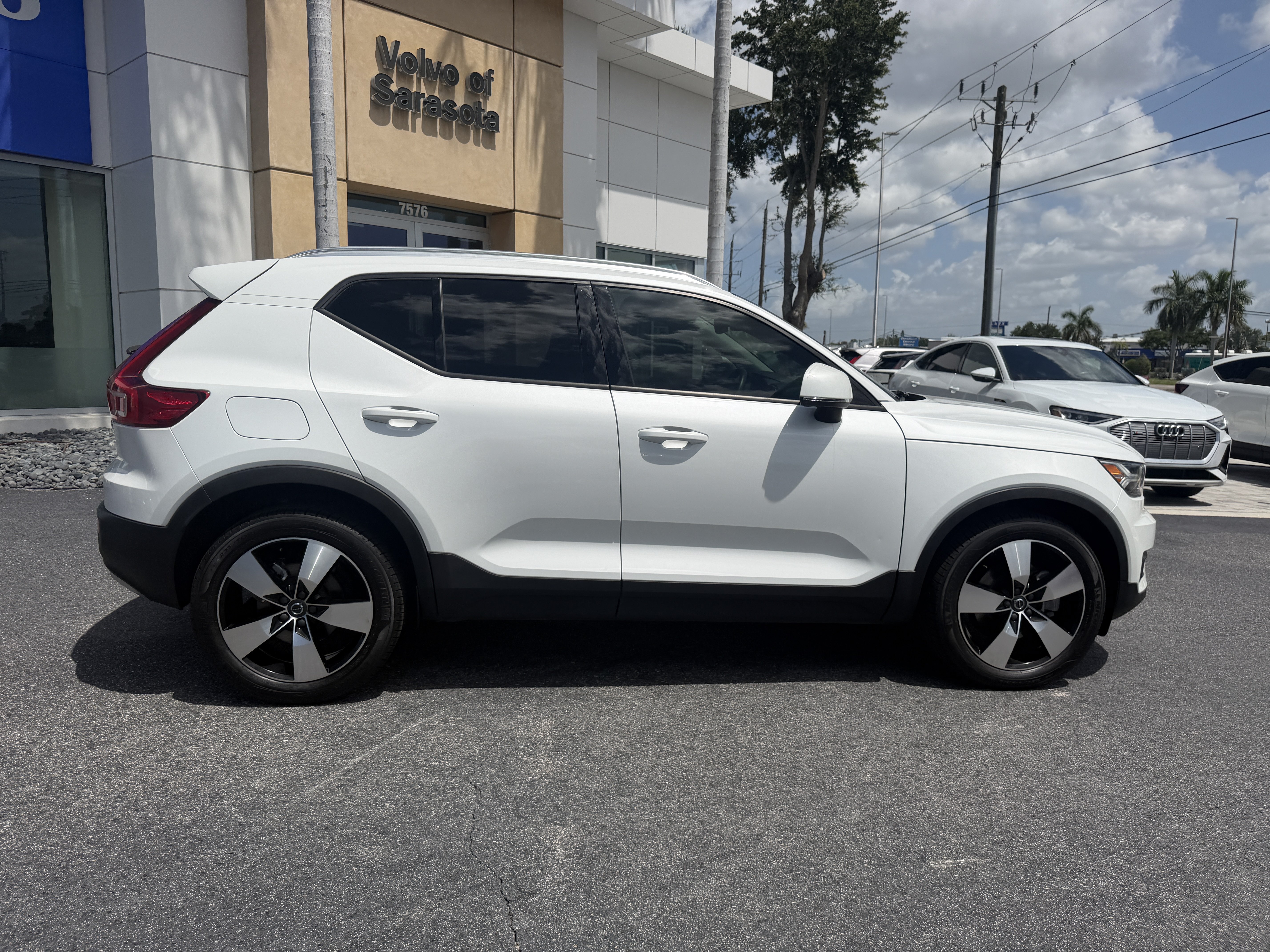 Used 2021 Volvo XC40 T5 Momentum w/ Protection Package Premier AWD/4WD image 2